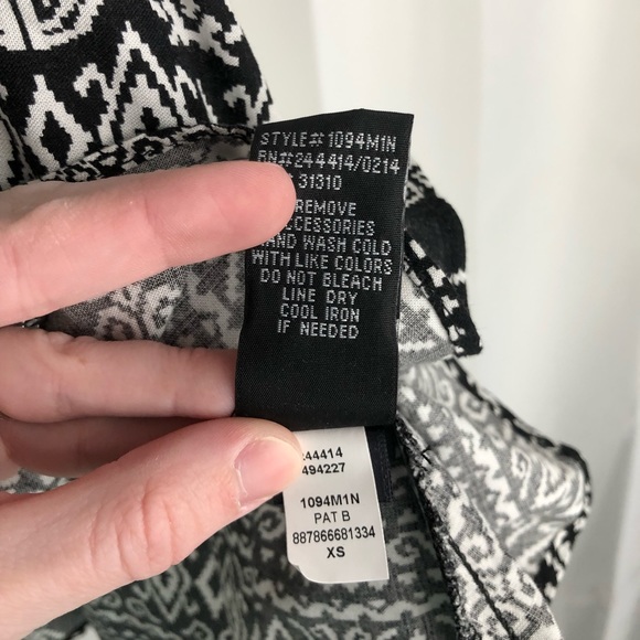 iZ Byer Women's Aztec/Tribal/Patterned White and Black Flowy Boho Tank XS - Picture 6 of 7